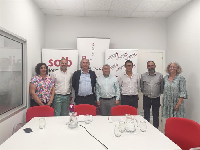 Reunión entre Educación y Modelo Económico sobre los puntos de orientación académica y profesionales.