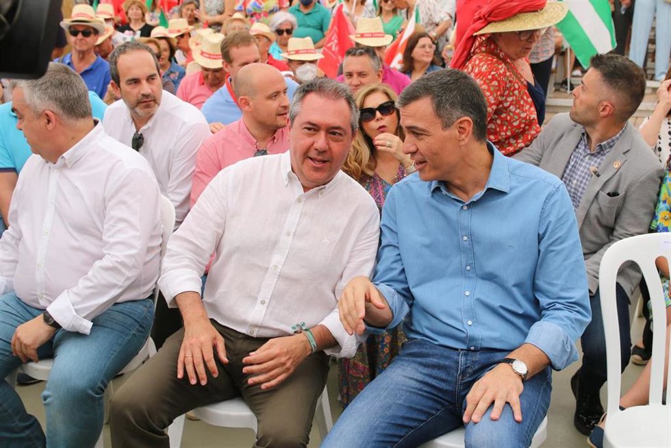 Archivo - El secretario general del PSOE y presidente del Gobierno, Pedro Sánchez, y el secretario general del PSOE de Andalucía, Juan Espadas, en un acto público en Cuevas de Almanzora (Almería) (Foto de archivo).