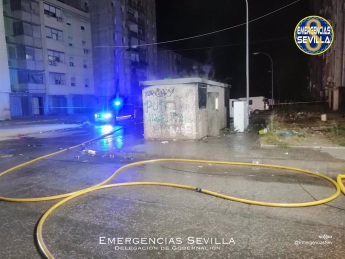 Incendio del transformador de Endesa de la calle El Nombre de la Rosa, en el Polígono Sur.