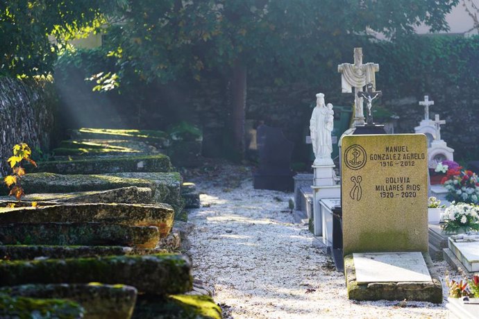 Archivo - Tumbas en un cementerio.