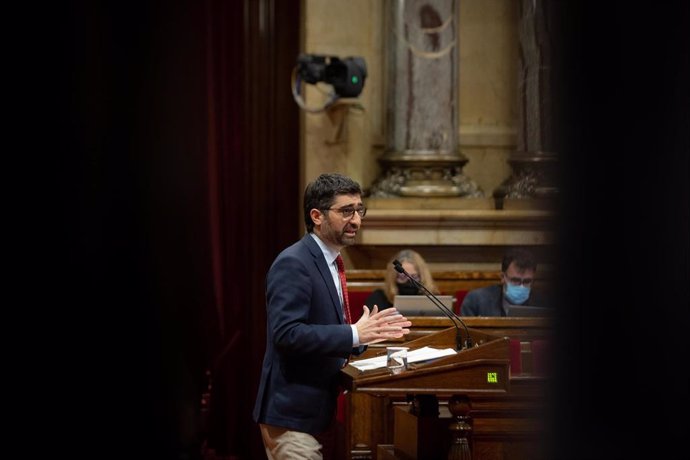 Archivo - El vicepresidente de la Generalitat y conseller de Políticas Digitales y Territorio, Jordi Puigneró, en el pleno del Parlament. Archivo.