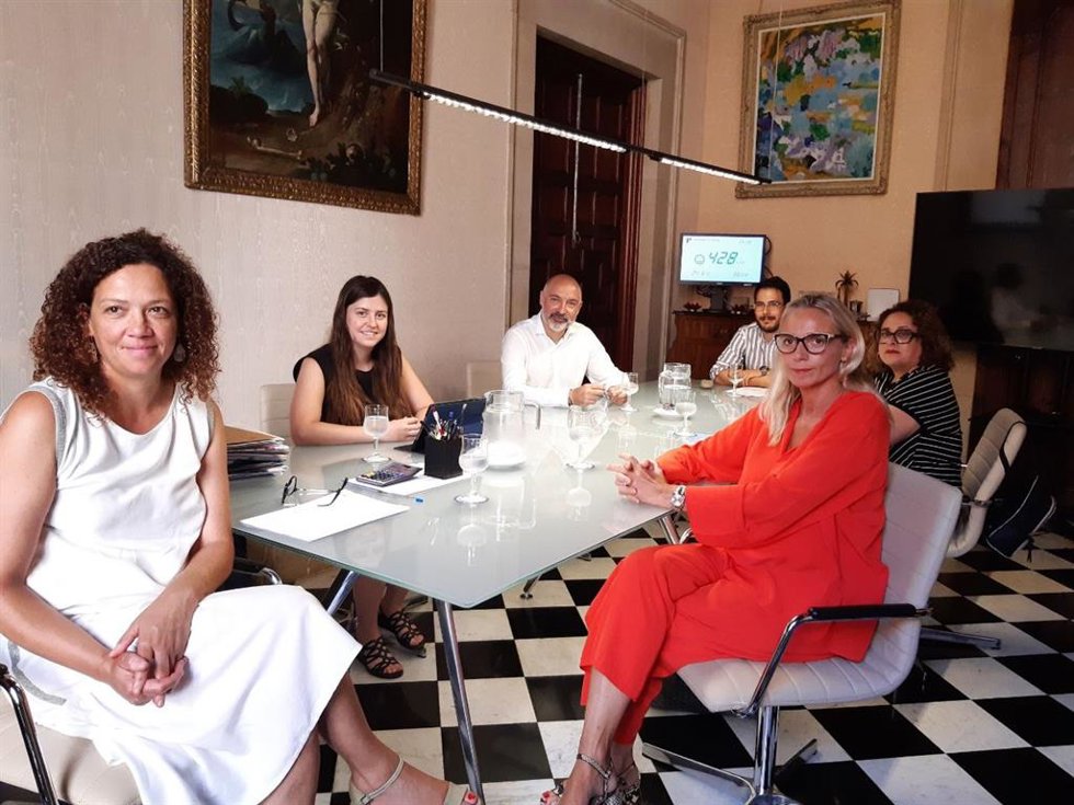 La presidenta del Consell de Mallorca, Catalina Cladera, y la presidenta de la FEHM, María Frontera, en primer término, durante la reunión.