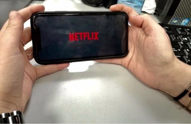 Archivo - Logo Netflix pantalla móvil
