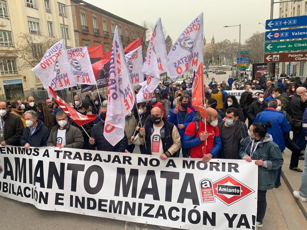 Archivo - Sindicatos de Metro de Madrid se concentran junto al Congreso para pedir un fondo de compensación por la exposición al amianto.