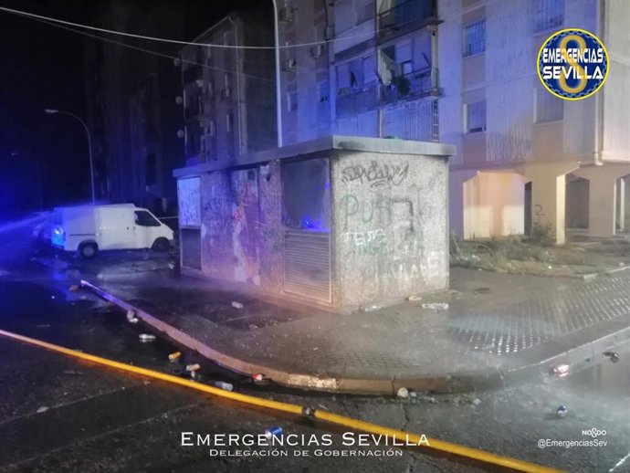 Estado del transformador de la calle El Nombre de la Rosa, en el Polígono Sur, tras el incendio de esta madrugada.