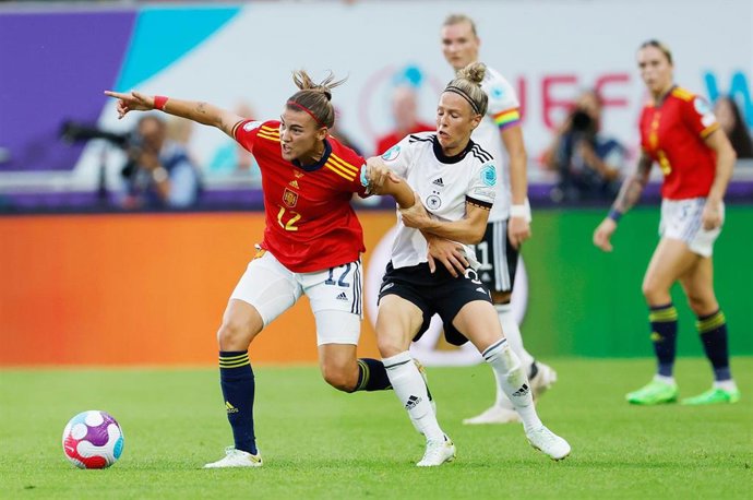 Patricia Guijarro se zafa de Svenja Huth durante el España-Alemania de la Eurocopa de Inglaterra 
