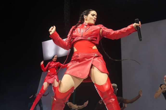La cantante Rosalía actúa dentro de su gira Motomami Tour en el Wizkink Center, a 19 de julio de 2022, en Madrid (España). La gira mundial 'Motomami Tour', con la que Rosalía recorrerá 16 países, empezó en la ciudad de Almería el 6 de julio. Junto a l