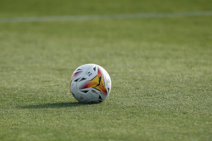 Archivo - Balón de LaLiga en el Municipal de Butarque.