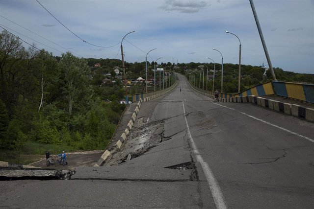 Archivo - Carretera destruida en Járkov, Ucrania