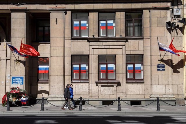 Archivo - Banderas rusas decoran la fachada de un edificio situado en San Petersburgo.