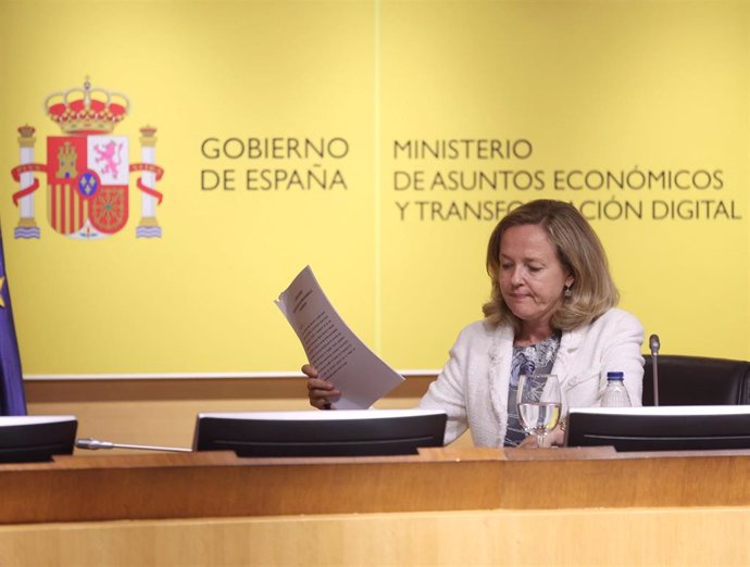 La vicepresidenta primera y ministra de Asuntos Económicos y Transformación Digital, Nadia Calviño, responde a los medios tras la cuarta reunión de la Conferencia Sectorial para la Mejora Regulatoria y el Clima de Negocios en la sede ministerial, a 18 d