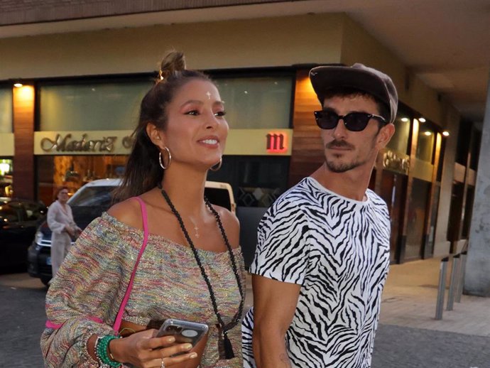 Mariana Rodríguez y su novio, Gianmaria Coccolut, llegan al WiZink Center para asistir al concierto de Rosalía