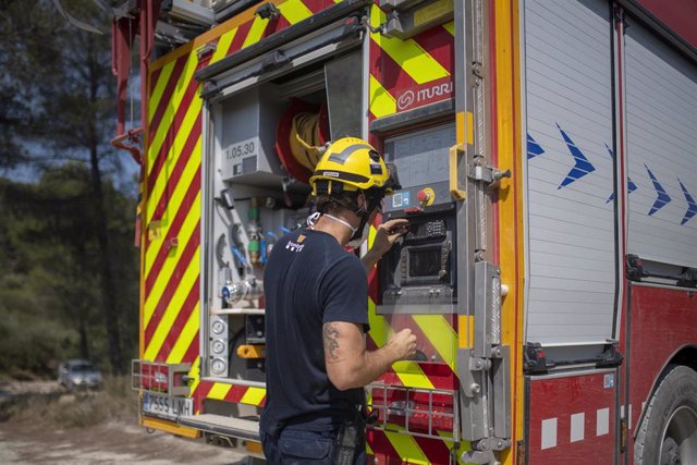 Un bombero en la zona afectada por un nuevo incendio cerca del antiguo vertedero del Pont de Vilomara, a 18 de julio de 2022, Barcelona, Catalunya (España). 