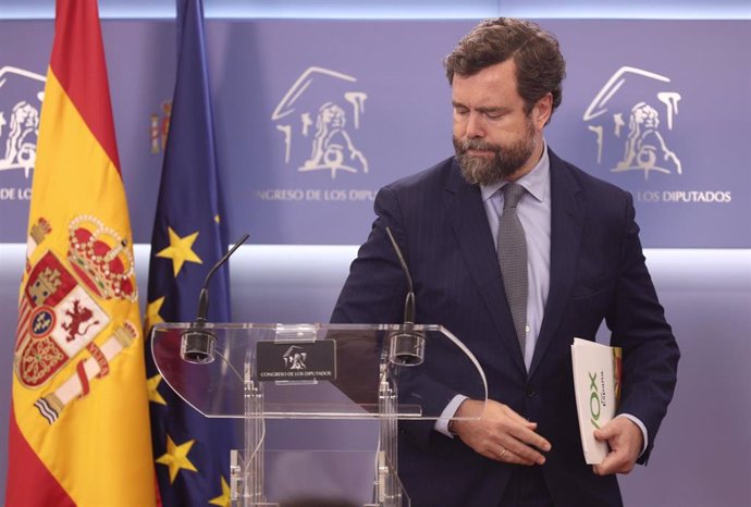 El portavoz de Vox en el Congreso, Iván Espinosa de los Monteros, ofrece una rueda de prensa en el Congreso tras la primera intervención de Sánchez en la 26 edición del Debate sobre el Estado de la Nación, a 12 de julio de 2022, en Madrid (España). 