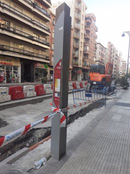 Parada del autobús urbano en la calle Murrieta, que está en obras