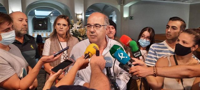 El director general de Política Forestal, Pedro Muñoz, atiende a los medios en Badajoz