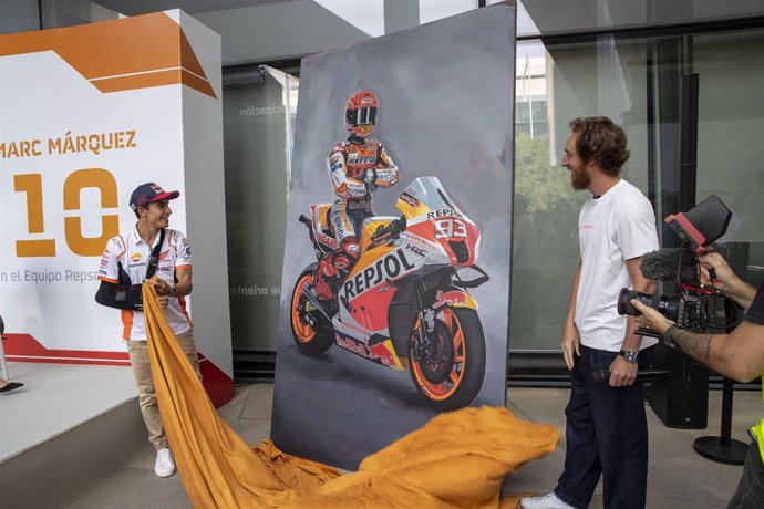 Marc Márquez junto al pintor Manu Campa tras desvelar el lienzo con su imagen