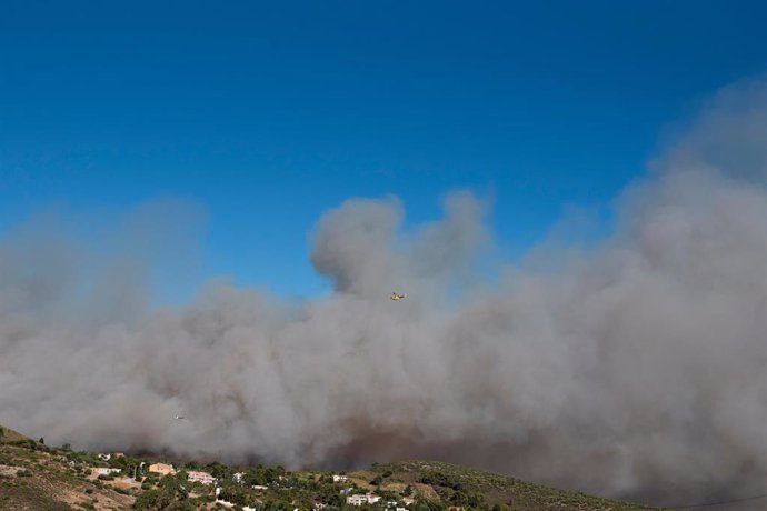 Imagen del humo provocado por un incendio sobre el monte Pentélico, al norte de Atenas.