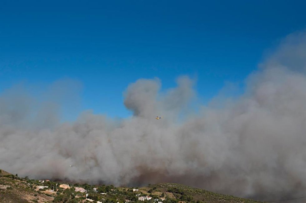 Imagen del humo provocado por un incendio sobre el monte Pentélico, al norte de Atenas.