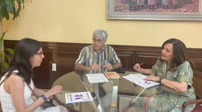 Reunión sobre el programa espacios de mujeres.