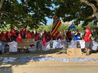 Unos 200 funcionarios de prisiones se manifiestan ante el Parlament para exigir más seguridad