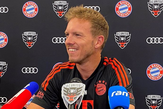 El entrenador alemán Julian Nagelsmann atiende a los medios durante la pretemporada del Bayern