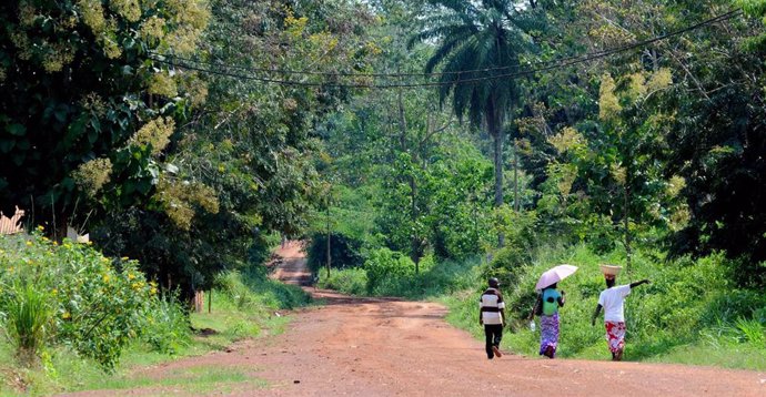 Archivo - Varias personas caminando en República Centroafricana