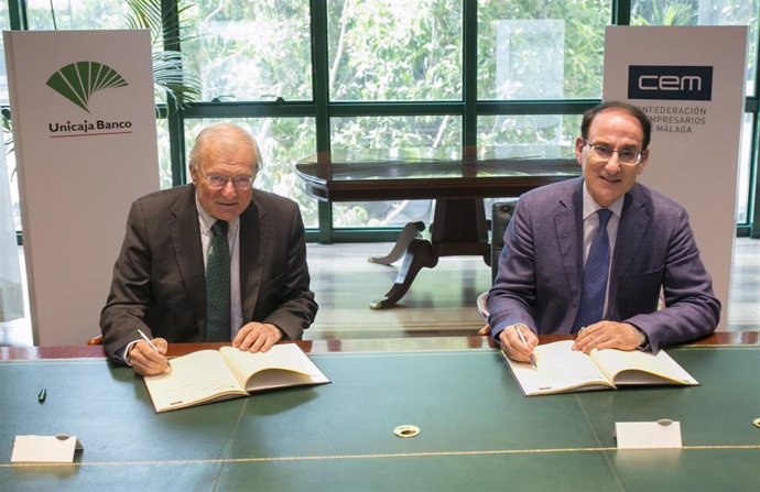 El presidente de Unicaja Banco, Manuel Azuaga, y el de la CEM, Javier González de Lara, renuevan el acuerdo entre ambas entidades.