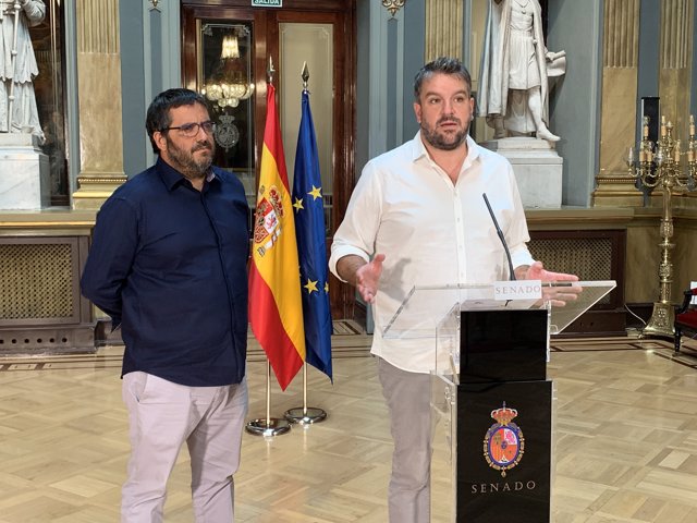 El senador Vicenç Vidal junto al coordinador de MÉS per Mallorca, Lluís Apesteguia