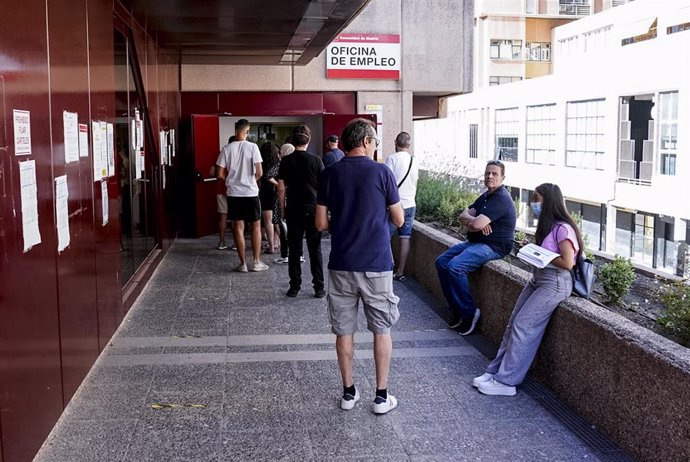 Imagen de recurso de personas esperando para entrar en la oficina de desempleo de Azca.