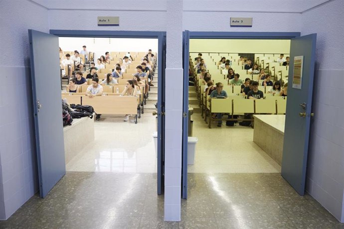 Detalle de las dos aulas donde se están realizando los exámentes durante el primer día de la convocatoria extraordinaria de la Prueba de Evaluación de Bachillerato para el Acceso y la Admisión en la Universidad en la Facultad de Física, a 12 de julio de