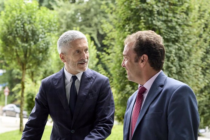 El ministro del Interior, Fernando Grande-Marlaska (i), junto al alcalde de Ermua, Juan Carlos Abascal (d), durante su visita las exposiciones de Izarra Centre en Ermua, a 20 de julio de 2022, en Ermua (Bizkaia)