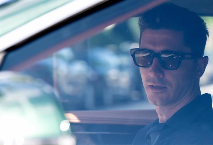 El delantero polaco Robert Lewandowski en su coche antes de abandonar el Bayern Múnich para fichar por el FC Barcelona