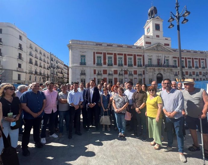 El secretario general del PSOE-M, Juan Lobato, rodeado de los alcaldes de su formación en la Puerta del Sol.