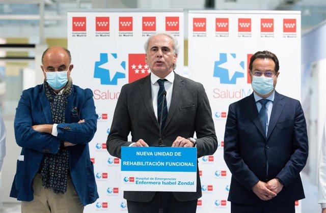Archivo - (I-D) El viceconsejero de Asistencia Sanitaria y Salud Pública de la Comunidad de Madrid, Antonio Zapatero; el consejero de Sanidad, Enrique Ruiz Escudero; y el director de Hospitales, Fernando Prados.