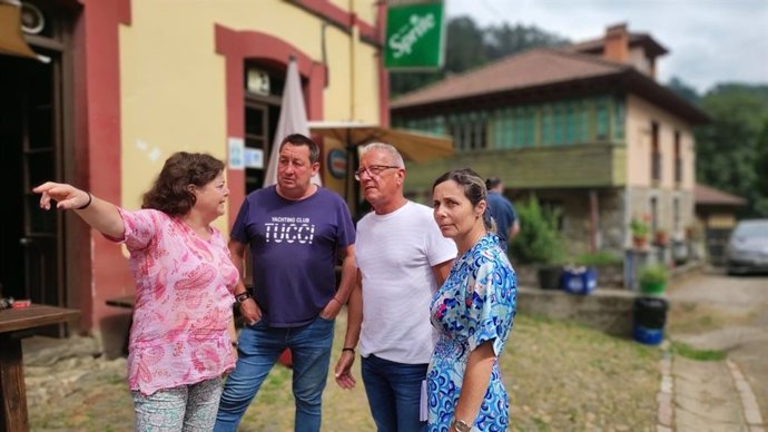 El diputado del PP por el Oriente, José Felgueres, junto a la presidenta PP de Piloña, María Teresa González y por el concejal Germán Rodríguez.