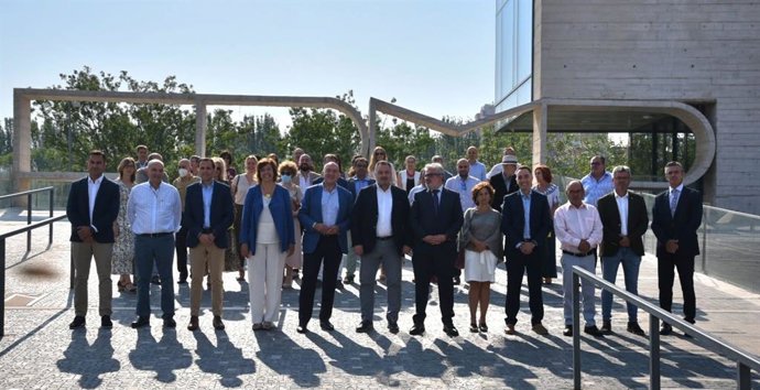 Carnero posa con los asistentes a la reunión de este miércoles de la Comisión de Gobierno de la Federación Regional de Municipios y Provincias