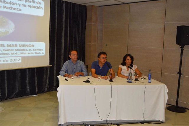 De izquierda a derecha: Pedro Fernández, Doctor Ingeniero Agrónomo, junto con José Luis Angosto, Ingeniero Técnico Agrícola, y María Gloria Lara, Ingeniero Técnico Agrícola