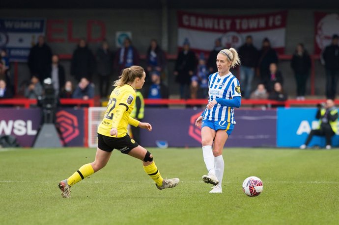 Archivo - Brighton & Hove Albion Women's Defender Emma Kullberg (17) and Chelsea Women's Midfielder Erin Cuthbert (22) during the Women's English championship, FA Women's Super League football match between Brighton and Hove Albion and Chelsea on Januar