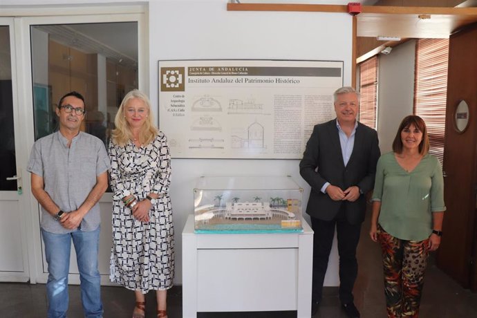 Pedro Gil, autor de la maqueta, y Mercedes Colombo, delegada del Gobierno de la Junta de Andalucía, junto al director del IAPH, Juan José Primo y de la directora del CAS, Milagros Alzaga