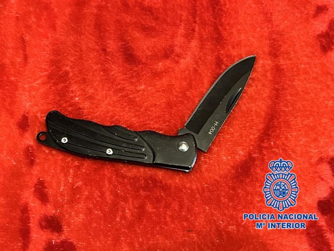 Navaja incautada a un joven detenido por pertenencia a la banda latina de los 'Trinitarios', en Gijón, en la primera fase de la operación 'Estilete'