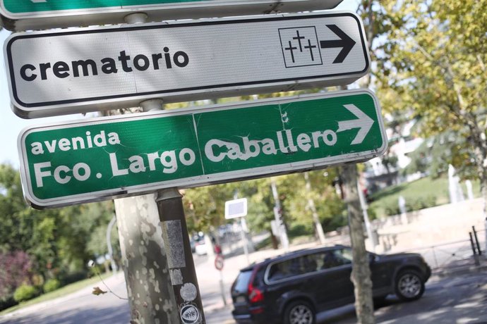 Archivo - Señal de la dirección de la calle Largo Caballero.