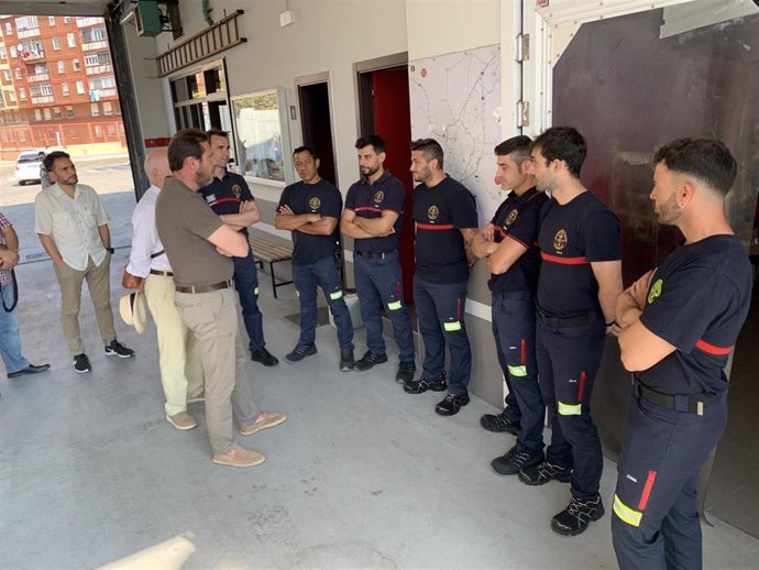 El alcalde de Valladolid, Óscar Puente, habla con operarios de Bomberos de Valladolid.