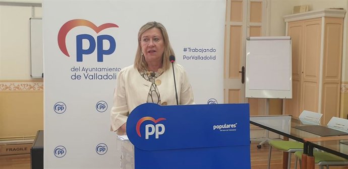 La presidenta del Grupo Municipal Popular de Valladolid, Pilar del Olmo, durante la rueda de prensa ante los medios para explicar las mociones que el partido elevará al Pleno del Ayuntamiento el próximo martes, 26 de julio