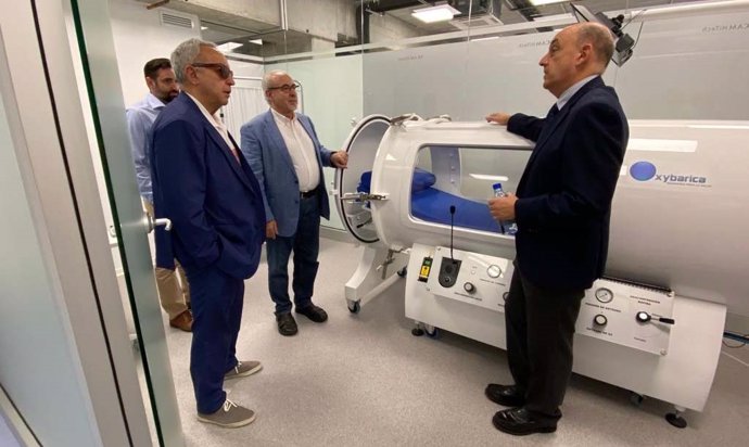 José Fabregat, Neurocirujano Y Director De La Cátedra De Oxigenoterapia Hiperbárica De La Universidad Católica De Murcia, Presenta Este Equipamiento A Los Presidentes De La UCAM Y Del COE, José Luis Mendoza Y Alejandro Blanco.