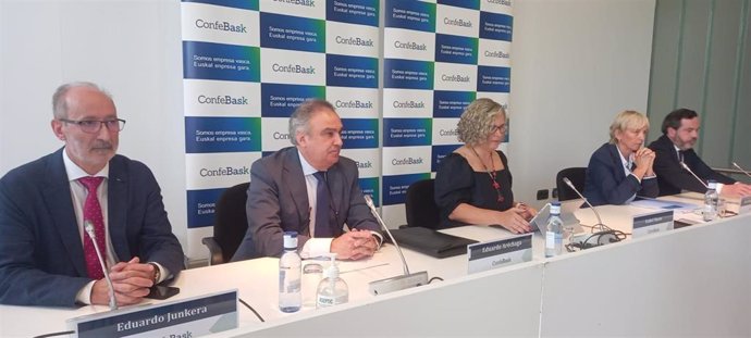 Representantes de Confebask, en la rueda de prensa tras el Consejo General de la patronal vasca.