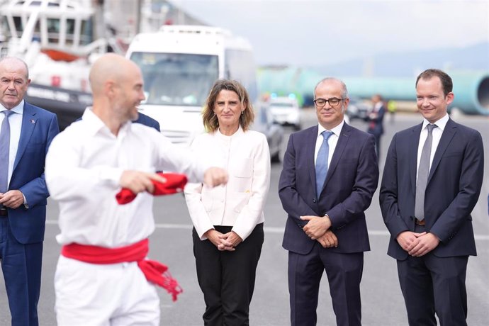 La ministra para la Transición Ecológica y el Reto Demográfico, Teresa Ribera, visita en el Puerto de Bilbao el proyecto "H2Sarea".