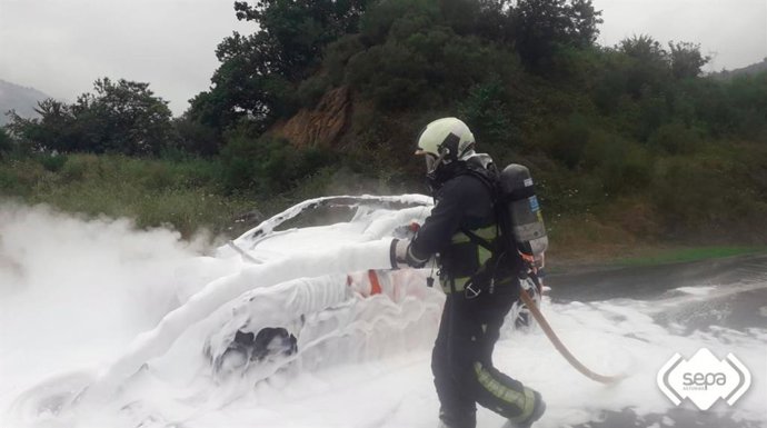 Archivo - Bombero sofoca un incendio de un vehículo en la AP-66.