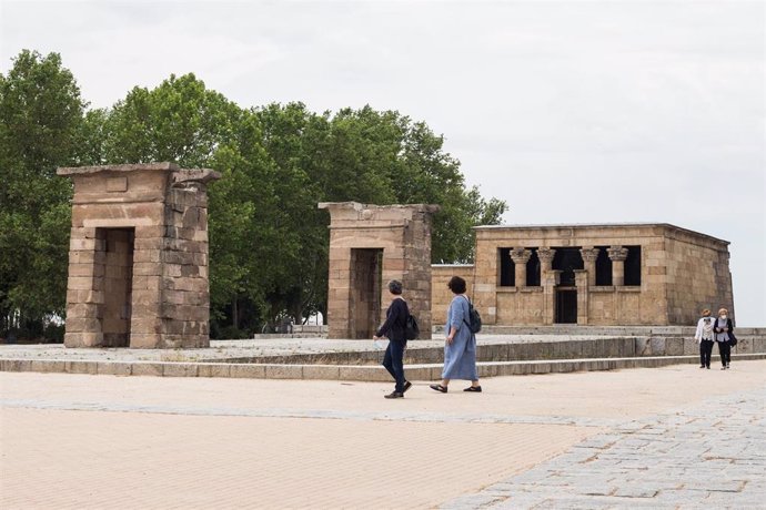 Archivo - Transeúntes caminan por la zonas habilitadas cercanas al Templo de Debod.