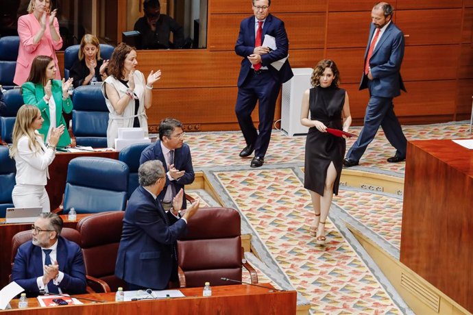 La presidenta de la Comunidad de Madrid, Isabel Díaz Ayuso, es aplaudida por sus compañeros del PP en una sesión plenaria en la Asamblea de Madrid, a 23 de junio de 2022, en Madrid (España). 